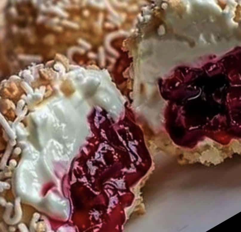 Irresistible Cream and Berry-Filled Pastry Balls: A Sweet Delight for All Occasions