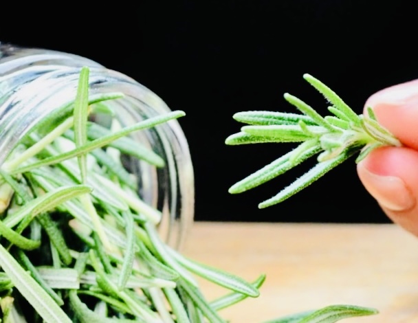 150 Times Stronger Than Lemon and Garlic! Rosemary for Hair Growth That’ll Make Your Hair Grow Like Crazy! 